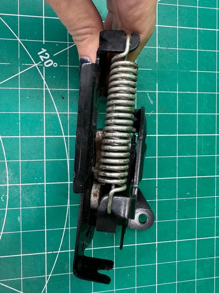 BMW 328i Xdrive 2012-18 pestillo de bloqueo del capó lateral derecho OEM 7242549 Foto 4 de 4