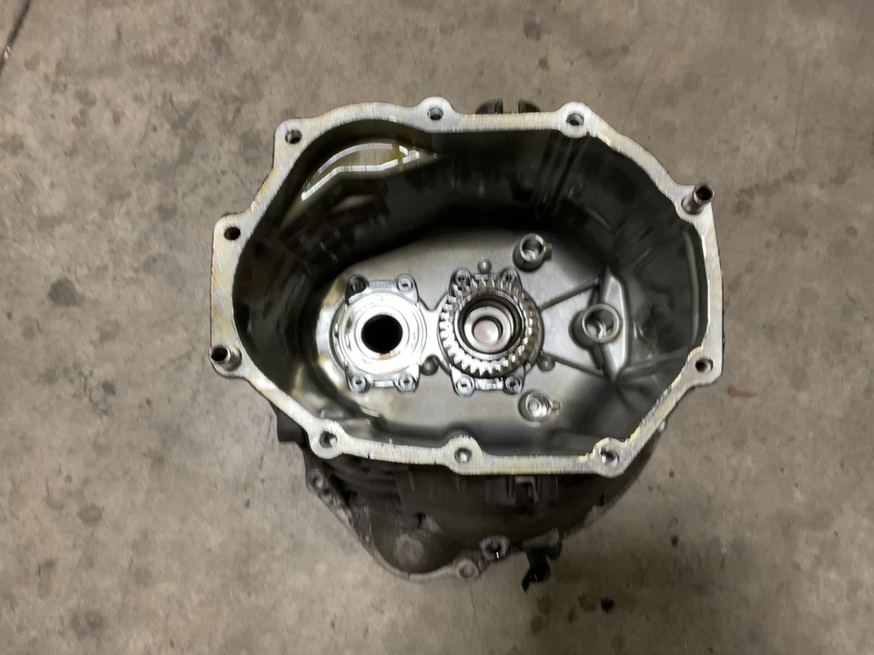 Carcasa de campana de transmisión delantera manual de 6 velocidades Jeep TJ Wrangler 2005-2006 046429 Foto 2 de 4