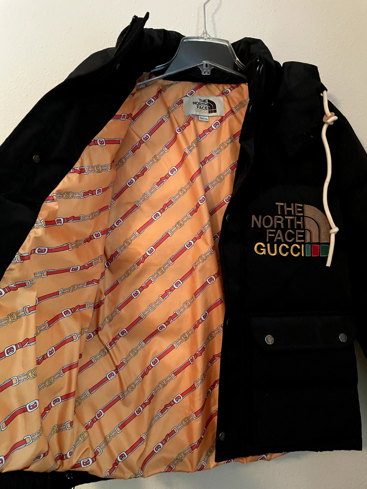 Cappotto Gucci The North Face nuovo (replica). Nero e arancione taglia small.