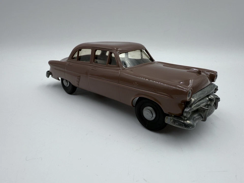 AMT 1952 Ford 4 DR Sedan Dealer Promo Car Model With Wind Up Mechanism - Image 3 of 4