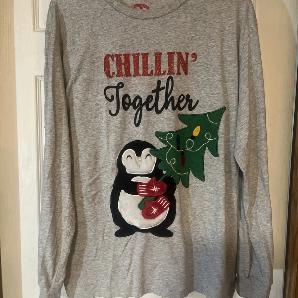 Holiday Time 男女通用上衣 L 圣诞 Chillin Together 企鹅和树长袖 — 第 2/4 张图片
