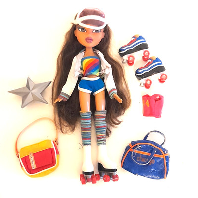 Bratz Flashback Fever Yasmin, Kleidung, Taschen, Sonnenblende, Schlittschuhe, Legins, Jacke +