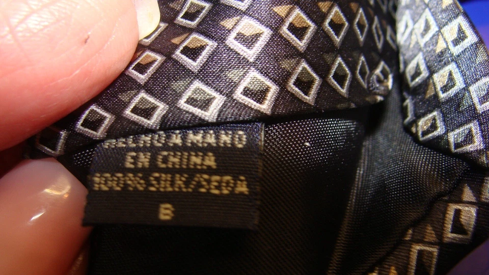 VAN HEUSEN~Corbata de seda 100 % para hombre~3,75” de ancho ~ En muy buena condición~Negro~Blanco~Lunares~ Foto 3 de 4