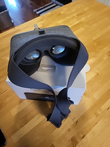 Google Daydream View VR Headset - W/Box but no remote - Picture 3 of 8