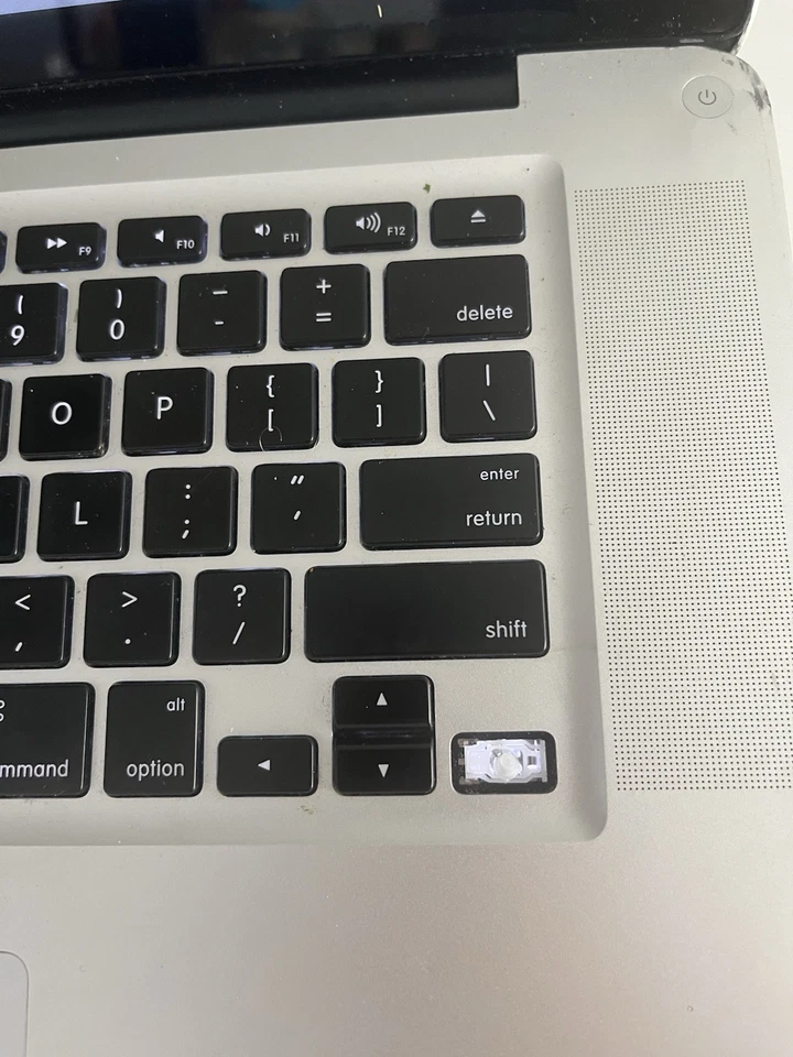 Apple Macbook Pro 15” (core 2 Duo, 4gb Ram, 250gb Hdd)- macOS - Missing a Keycap - Image 2 of 4