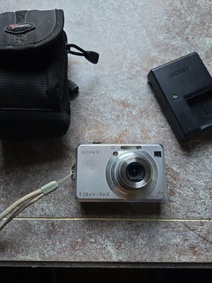 Sony Cyber-shot DSC-W100 8.1MP Compact Digital Camera Tested + Charger, Battery.