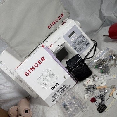 Singer Patchwork 7285Q Sewing and Quilting Machine with Extension Table + Extras