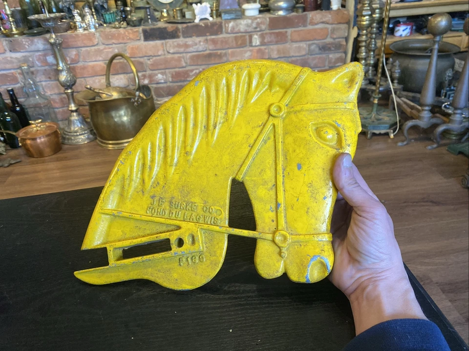 Vintage J.E. Cabeza de caballo planeador oscilante Burke Playground, pintura amarilla original Foto 2 de 4