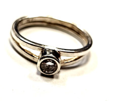 sterling silver 925 band ring 2.72 Grams clear stone size 7 Split Shank