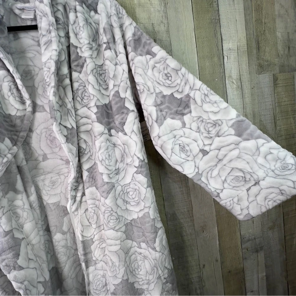 Bata de felpa de gran tamaño con estampado floral en relieve gris/blanco Liz Claiborne con bolsillos Foto 4 de 4