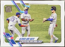 2021 Topps #539 Gloves Are Hats (Lourdes Gurriel Jr. / Teoscar Hernandez / NM