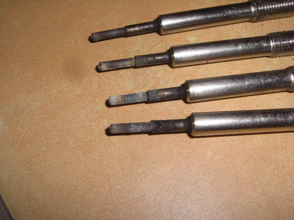 JUEGO DE 4 BUJÍAS ORIGINALES TOYOTA YARIS 1.4 D4D 19850-33020 IQ AURIS SET DIÉSEL Foto 3 de 4