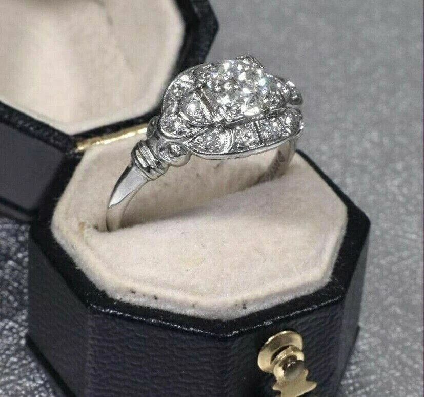 Anillo de boda vintage de diamantes simulados de corte redondo de 2,00 quilates enchapado en oro blanco de 14 quilates Foto 3 de 4