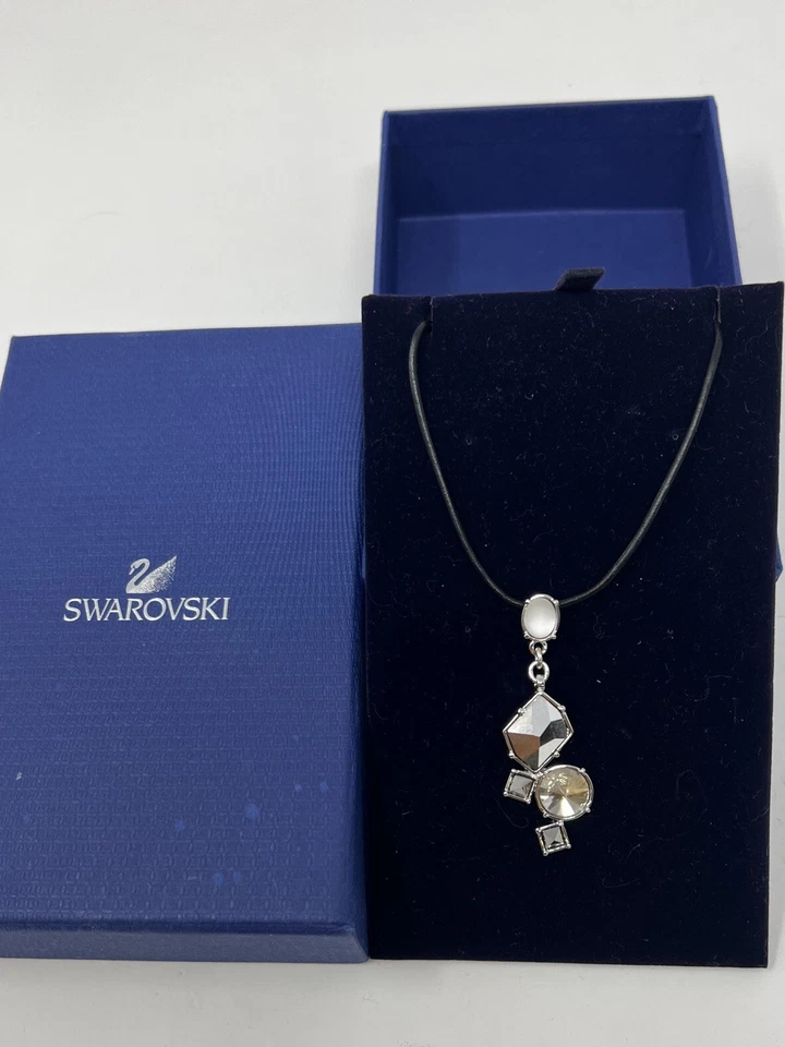 Collar colgante de ópalo blanco cristal Swarovski Foto 3 de 4