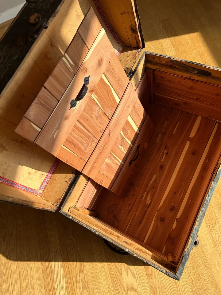 Antiguo baúl de vapor con cúpula en relieve cofre de cedro Foto 2 de 4