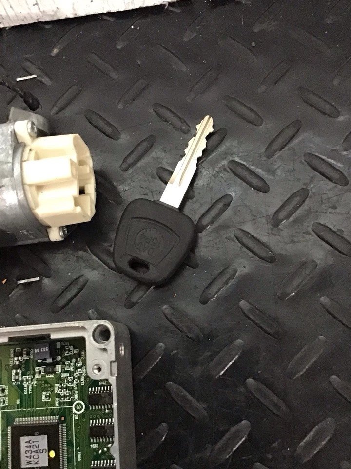 OEM 1998 Nissan Pathfinder 3.3L ECM Engine Computer Switch Immobilizer MECM-W434 - Imagem 4 de 4