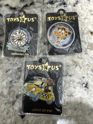 RARE Vintage 2001 Toys R Us Geoffrey  Times Square New York Pin On Card Lot Of 3