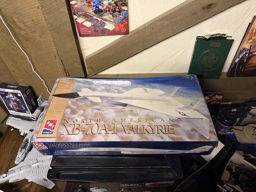 AMT / ERTL 1/72 Scale North American XB-70A-1 Valkyrie Airplane Model 8908 (New) - Picture 1 of 3