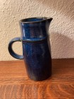 Dänisches MCM Steinzeug: Hjorth, Bornholm, Erik Hjorth, glänzend blauer Krug, 50er Jahre