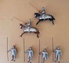 SET OF LEAD KNIGHTS BY BRITAIN - 2 MOUNTED FIGURES AND 4 STANDING