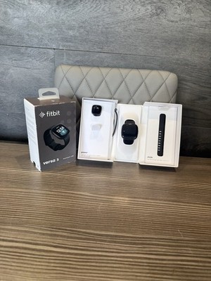 Fitbit Versa 3 Aktivitätstracker Smartwatch GPS, Armband, Ladegerät, schwarz