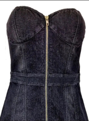 jessica simpson corset dress Singer & Actress Jessica Simpson x Do Long Jessica Simpson @jessicasimpson captivates in a black dress by Do Long. The sharply structured corset silhouette hugs the body, combining velvet, lace, and feather