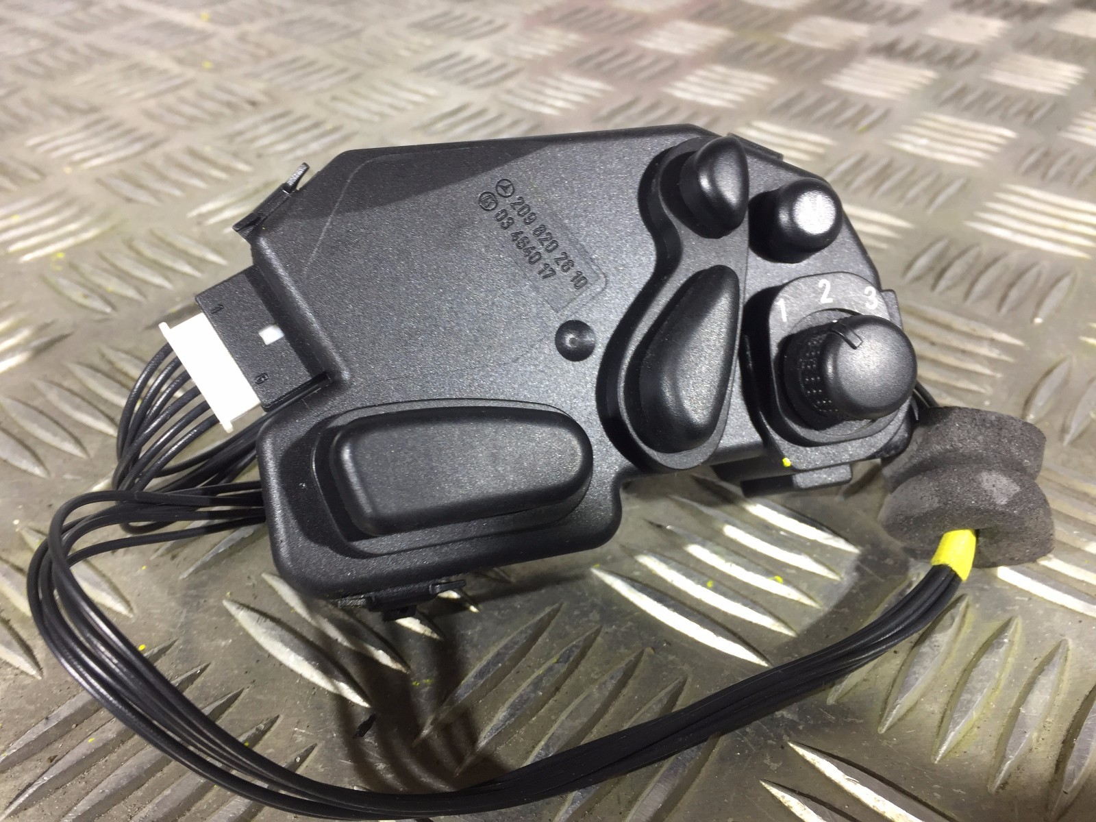 2004 MERCEDES CLK ELECTRIC SEAT ADJUST UNIT OFFSIDE DRIVERS RIGHT