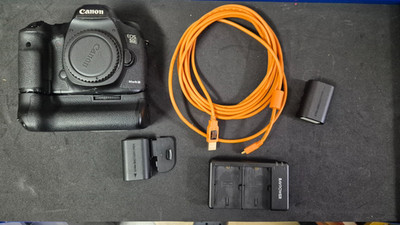 Canon EOS 5D Mark III mit Zubehörpaket (Batteriegriff BG-E11 & TheterPro Kabel)