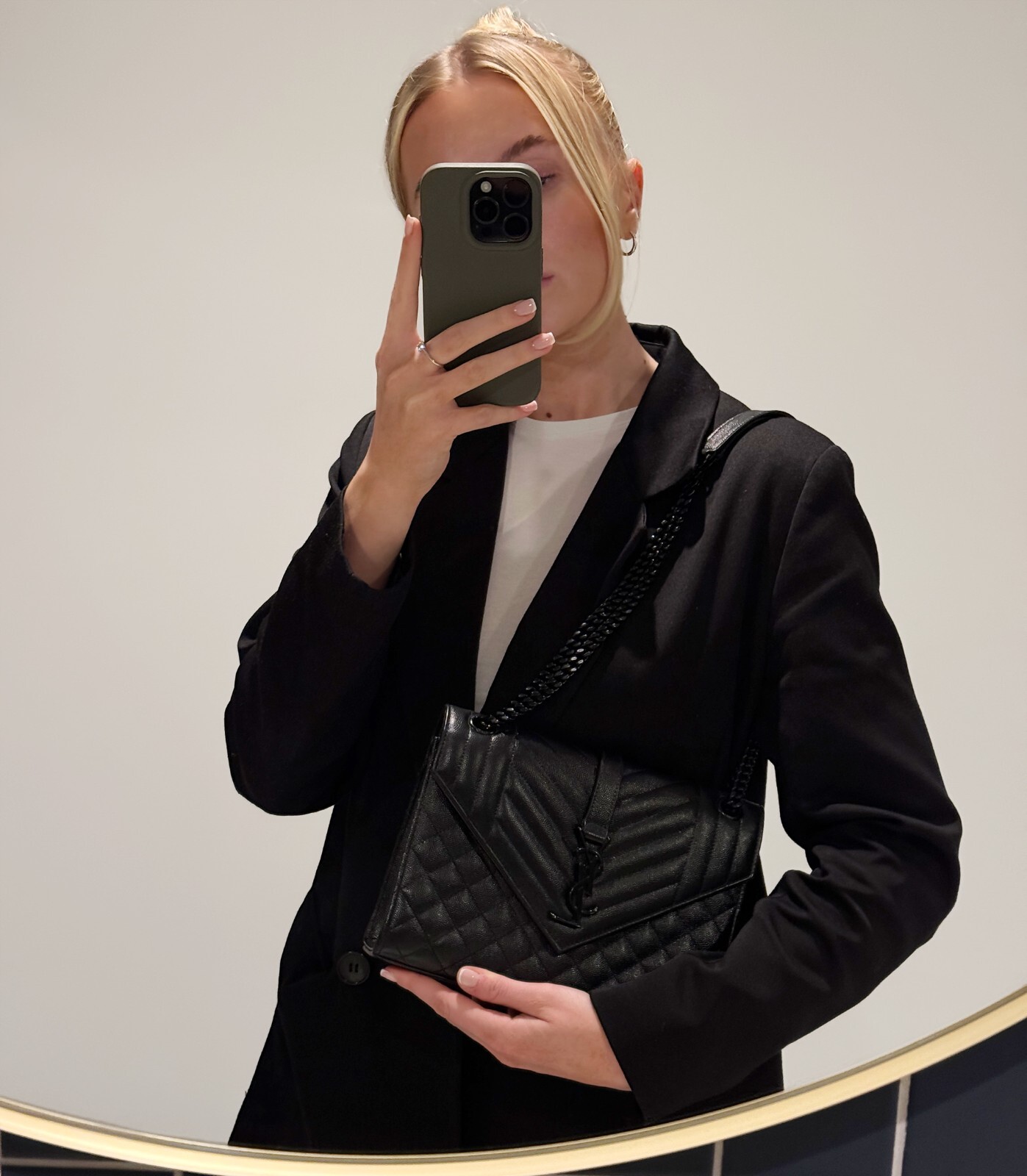 Borsa Saint Laurent in pelle di vitello a grana nera così nera media busta