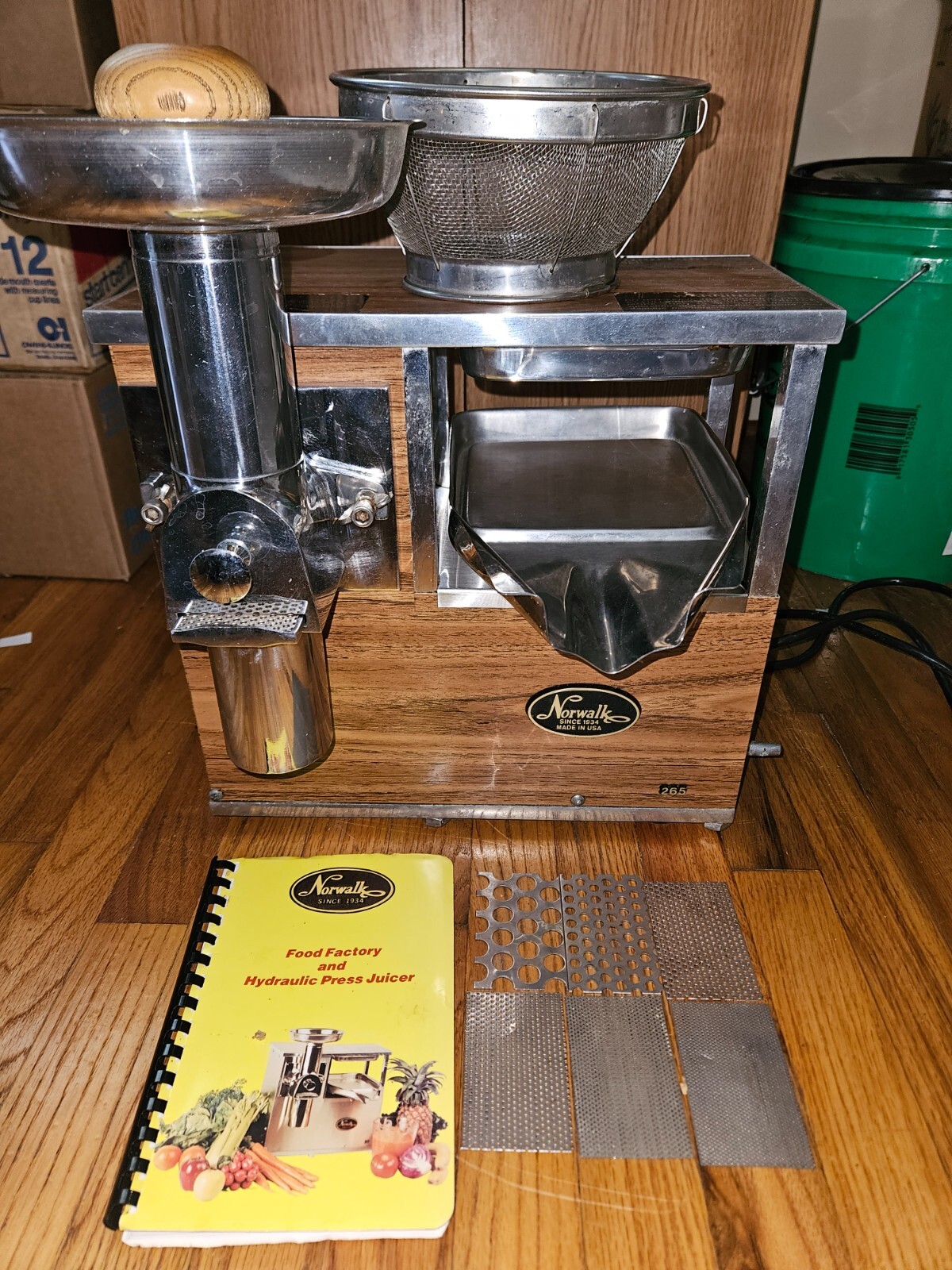 Vintage Norwalk 265 Heavy Duty Hydraulic Food Juicer w/ Screens, Papers & Book
