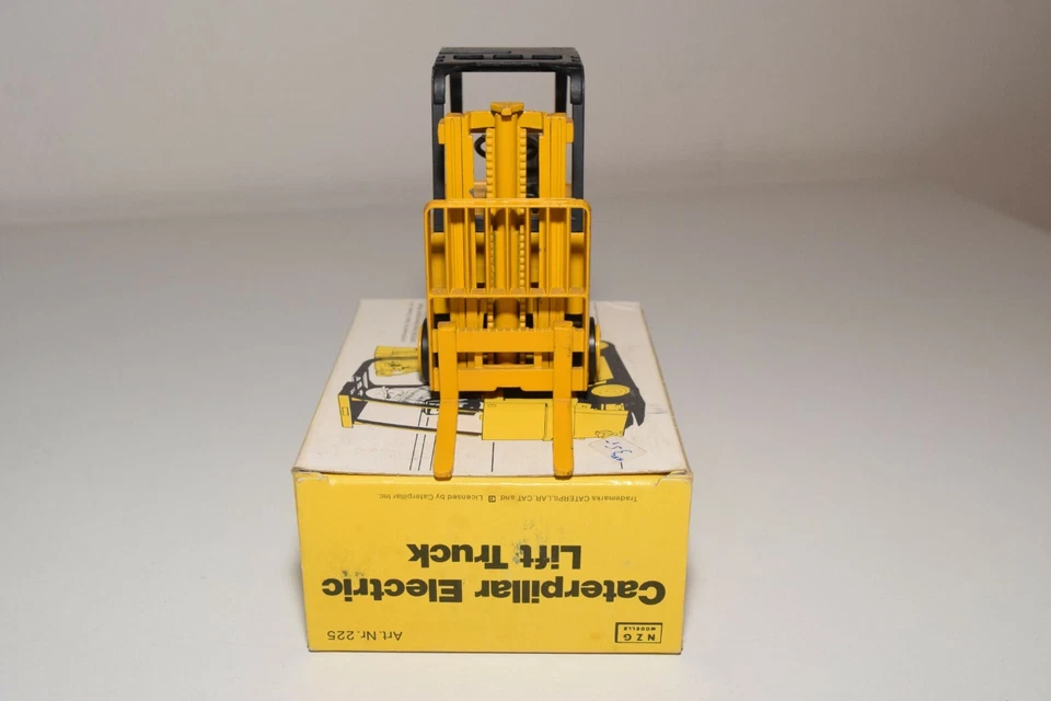 A31 1:25 NZG N.Z.G. CARRELLO ELEVATORE ELETTRICO 225 CATERPILLAR GIALLO NUOVO... - Immagine 3 di 4
