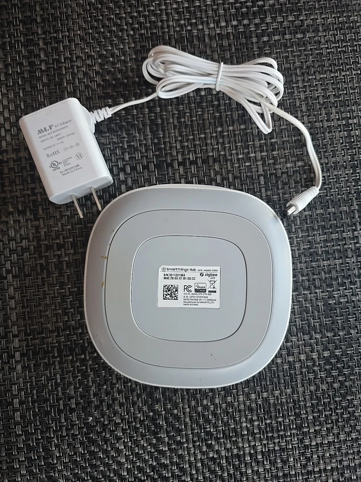 Samsung SmartThings Hub V3 - Model IM6001-V3P01 BEING SOLD FOR PARTS OR REPAIR - Image 2 of 3