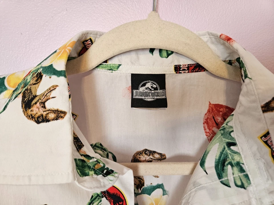 Мужская рубашка-поло с коротким рукавом на пуговицах Jurassic World размер S белый принт динозавр - Изображение 2 из 3