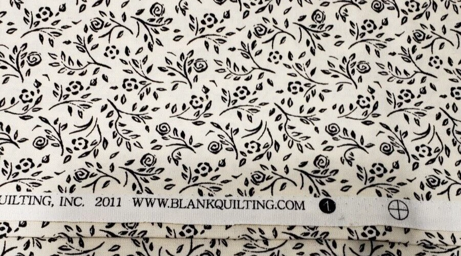 Tela acolchada en blanco 1 yarda flores negras fondo blanco rosas BTR-6196 Foto 3 de 4