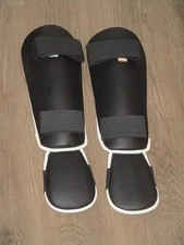 Revgear Black Youth Shin Guards Size Large Straps Good Pre Owned Condition