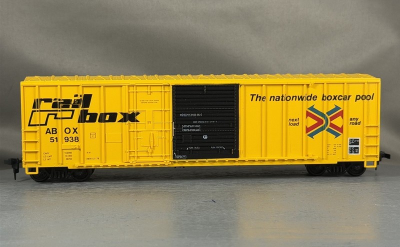 Roundhouse - Rail Box - 50' Combo Door Box Car + Wgt # 51938