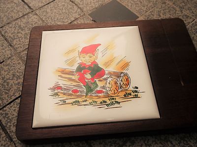 KLEINE ALTE HANDBEMALTE FLIESE AUF HOLZUNTERLAGE MONTAGEBRETT FETT PIXIE AUF STÄMMEN