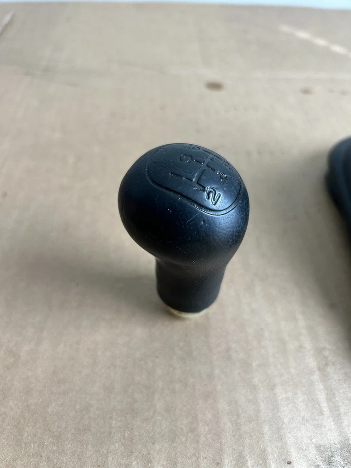 Subaru Impreza 1993-97 perilla de cambio manual y bota de goma OEM GC8 Foto 3 de 4