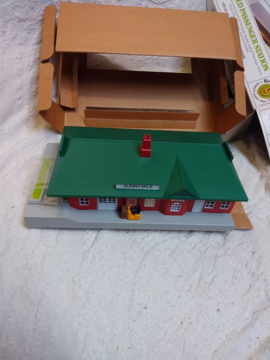 Bachmann 46217 Lighted Passenger Train Station Sunnyvale HO Scale