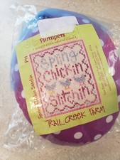 Kit de almohada Trail Creek Farm punto de cruz plumpers 'Spring Chickin Stitchin'