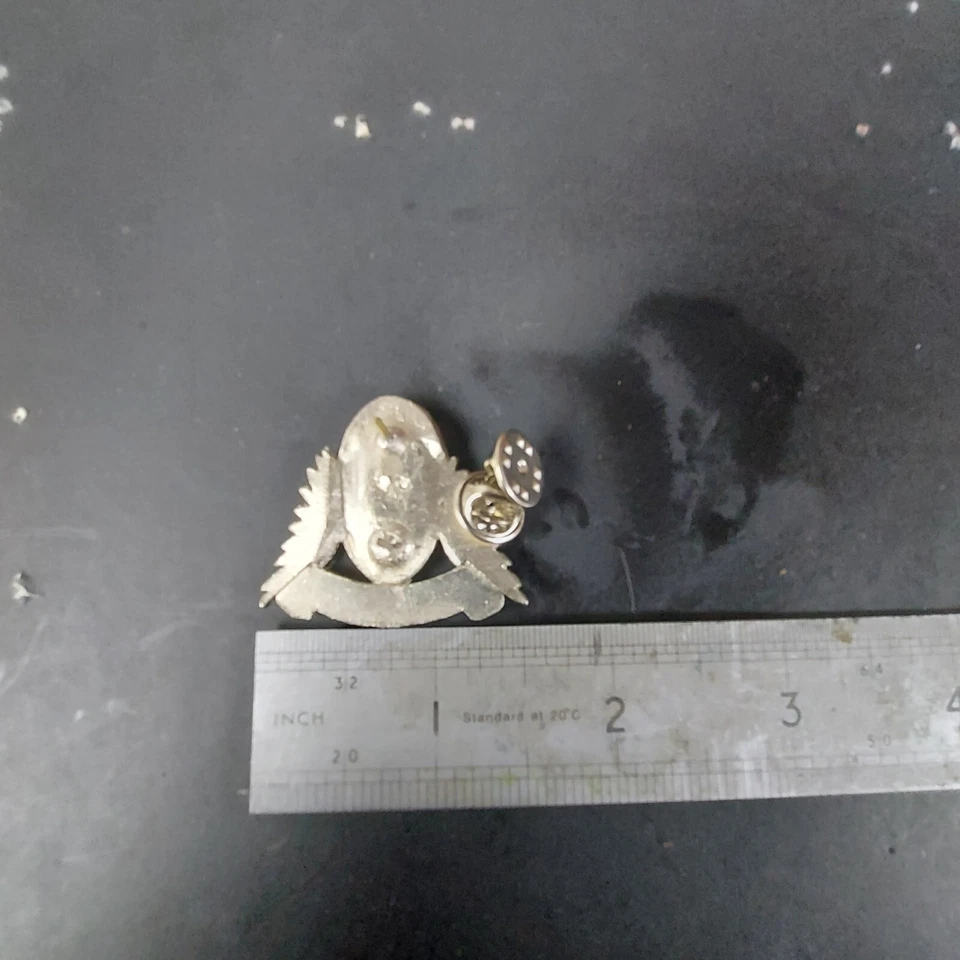 Suzuki Motorcycle pin Badge Biker Japanese Hat Vest Vintage - Image 2 of 3