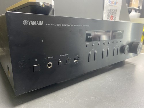 Yamaha R-N402D MusicCast Network Stereo Reciever - Black - Picture 2 of 3