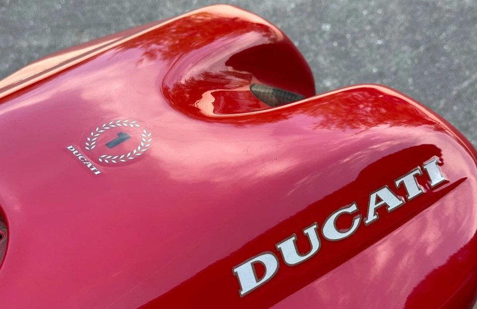 Oro Ducati 748 916 Gas Combustible Tanque Gasolina Pegatina Calcomanía Laurel Corona Número 1 Foto 2 de 3