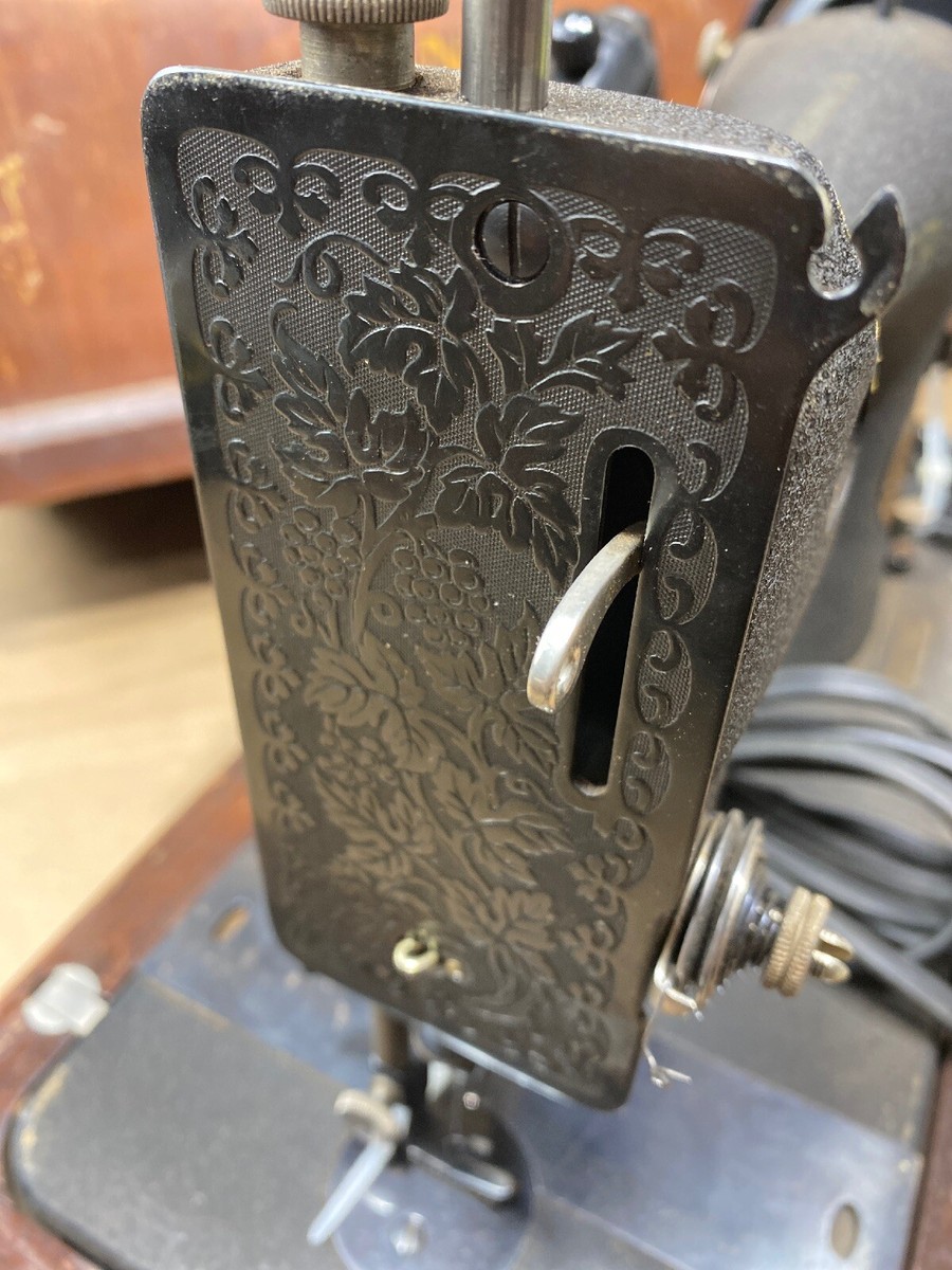 2014年製LG32型 1942 Antique Singer Model 128 Sewing Machine Godzilla