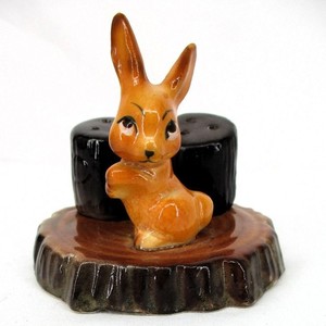 Vtg 1950s Bunny Rabbit Salt & Pepper Shaker Set on Log Base Anthropomorphic MCM
