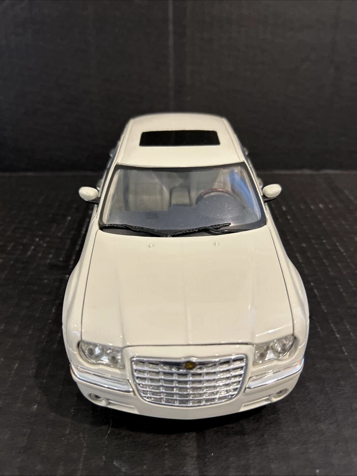 MOTORMAX 2005 CHRYSLER 300C HEMI 1:18 PEARL WHITE 4 DOORS HOOD & TRUNK OPEN - Image 2 of 4