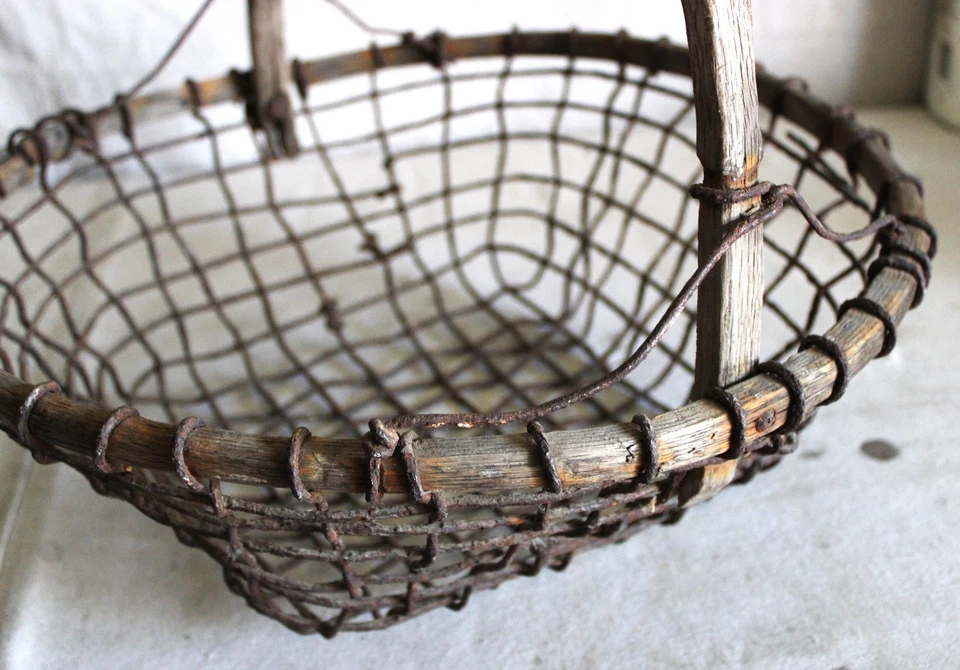 BIG ANTIQUE FOLK ART HANDCRAFTED CLAM BASKET WOOD METAL CARVED HANDLE CAPE COD - Image 3 of 4
