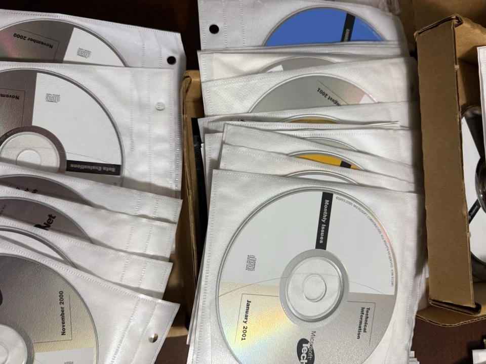 Vtg Microsoft TechNet CD-ROM Lot 2000-2001 Monthly Issues Software Huge Lot - Image 3 of 4
