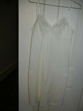 Women  s Vanity Fair Size 34 Full Slip