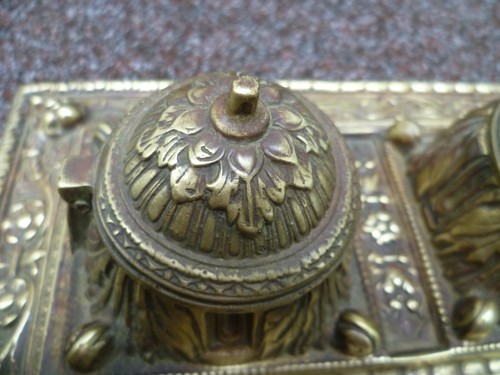 AN ANTIQUE, BRASS ROCOCO STYLE, 'CORNUCOPIA' THEMED DESKTOP DOUBLE INKWELL STAND - Picture 11 of 12